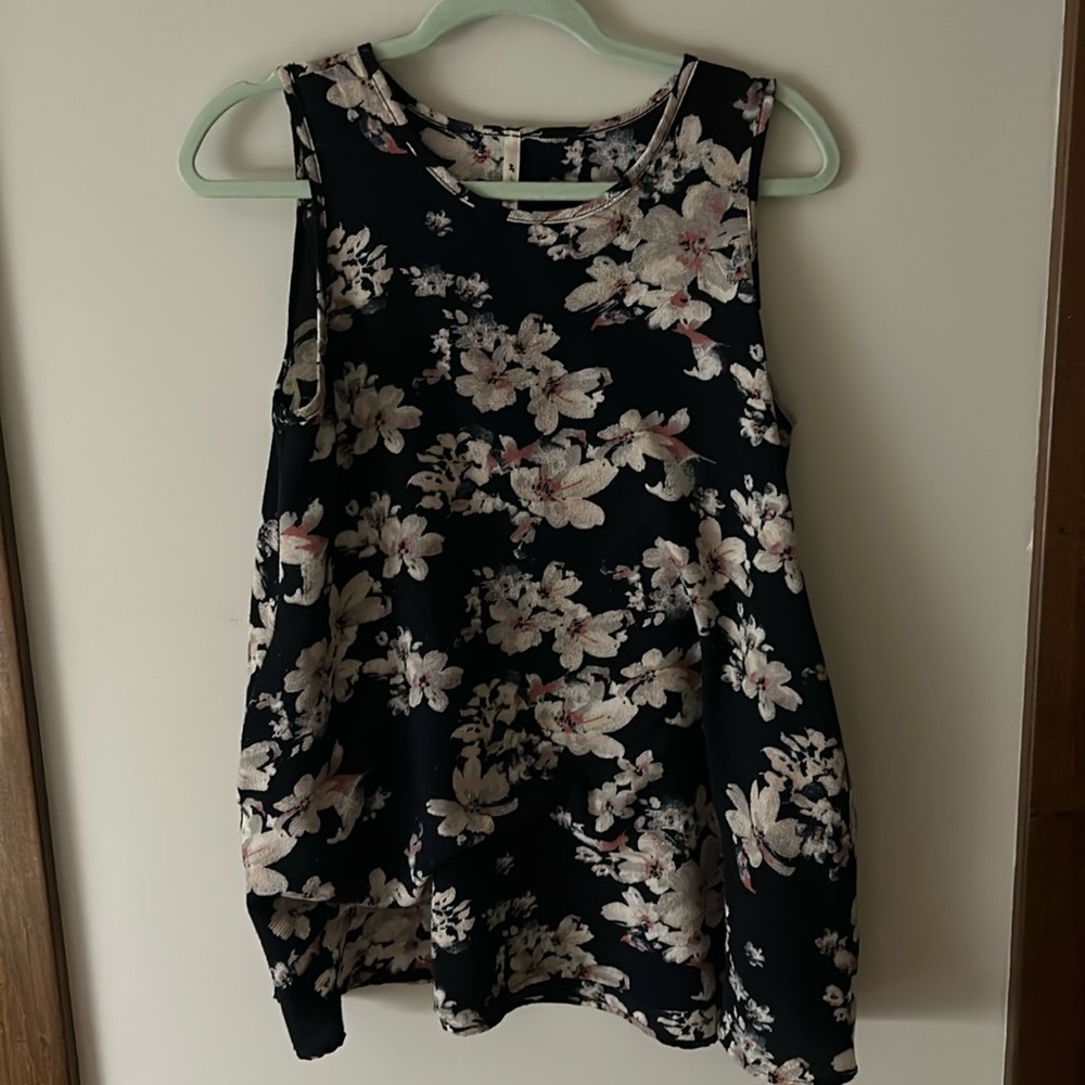42 pops women’s size medium sleeveless floral shirt